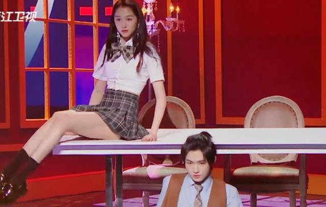 沙溢|关晓彤跳舞嫌裙子短，故意并拢双腿，看清腿型，才知鹿晗眼光多毒