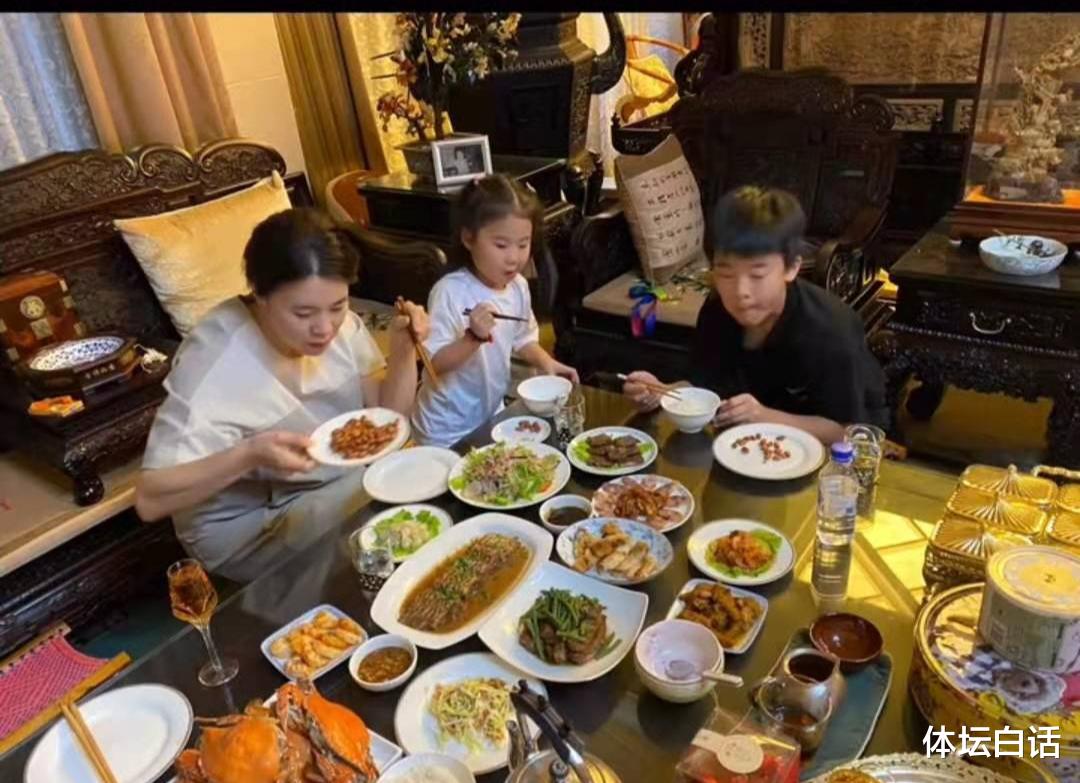 王楠|接地气！王楠全家坐“马扎”吃大餐，富豪老公做饭，北京豪宅曝光