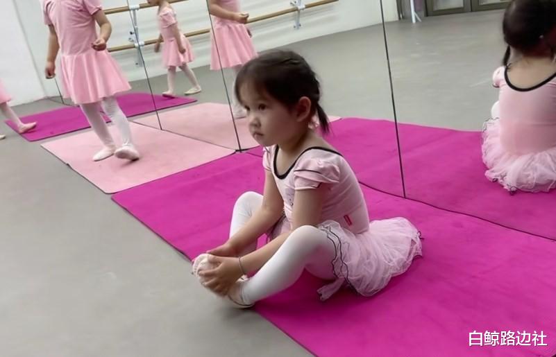 京剧|曹云金前妻骨折仍不忘晒娃！3岁女儿长相精致，被夸赞像混血娃娃