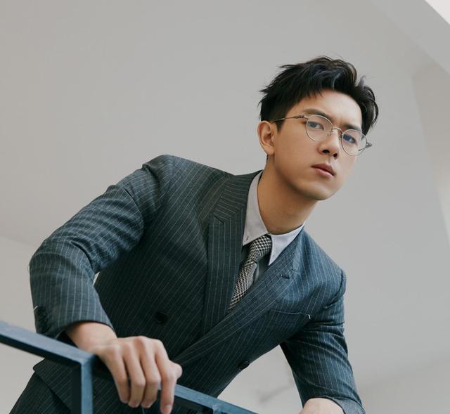 江疏影|发型多变的李现，大背头令人难忘，长发的他依旧男人味十足
