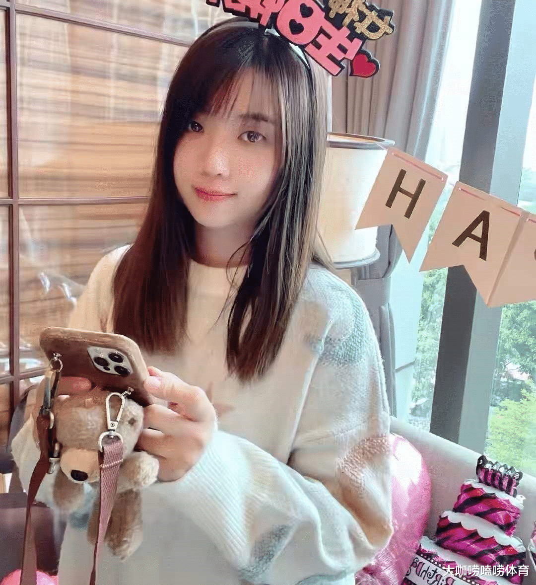 林艳芳|苏炳添为爱妻庆生！妻子罕见现身犹如妙龄少女，被苏神拥入怀中