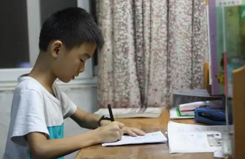 糯妈育儿经|“请倒数第一的家长发言”，学渣妈妈霸气演讲，班主任惭愧不已