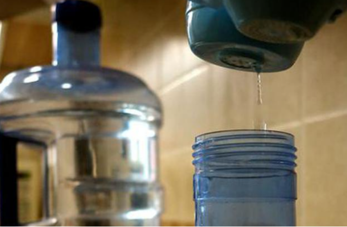 郑州 郑州业主不满小区十天无水，物业回应能活着就不错，网友态度称赞