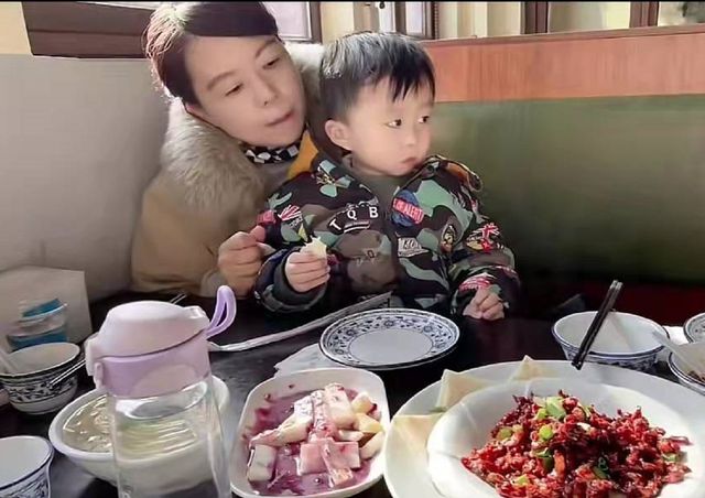 尤金妮公主|许敏迎来幸福生活：姚威带他们下馆子，虽然迟到了、却不影响心情