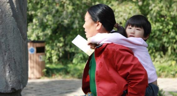 李姥姥讲育儿 老人“倒贴带娃”3年，亲家来过生日，让她明白自己不该带娃