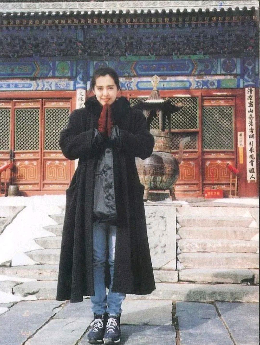 锦鲤祝福 王祖贤1992年在山西五台山的老照片，没有滤镜都好漂亮