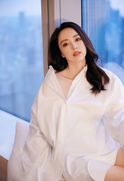 董璇|董璇发文晒自己42岁生日写真，露出性感锁骨，身材展现得淋漓尽致