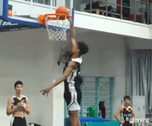 曲紹斌|曲紹斌官宣！青訓(xùn)混血展夸張?zhí)熨x！臂展彈跳極佳，投籃穩(wěn)定，饞了