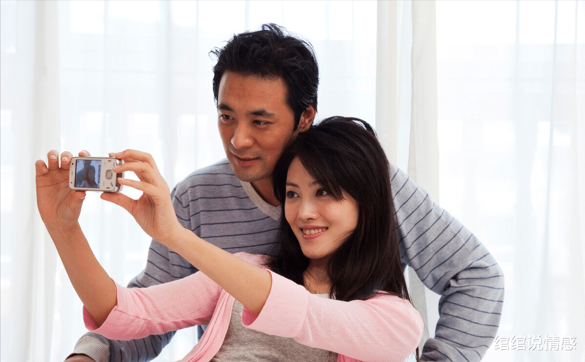 绾绾说情感|新娘亲戚6人堵门索要20条中华，新郎爽快答应，结果一去不回