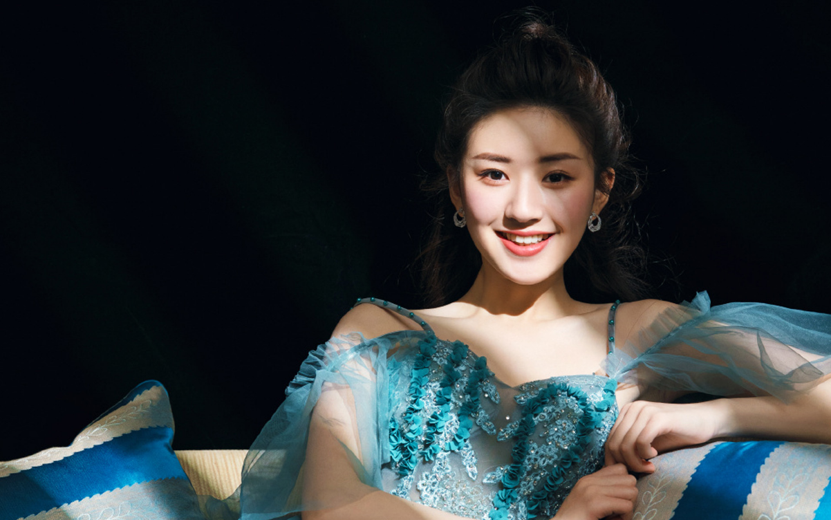 关晓彤|关晓彤非女一号新戏开机，看清女主是谁后，都沦落到给她做配了？