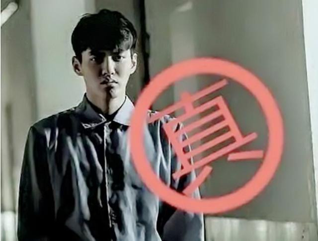 吴亦凡|吴亦凡被抓的画面曝光: 众多女粉痛哭流涕, 还冲上去将警车围住