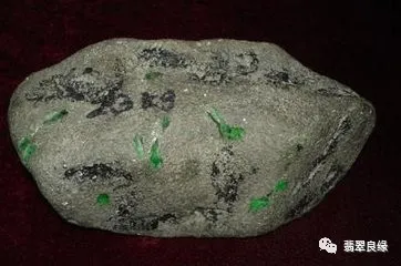 文玩|68万元的赌石切开后不是翡翠 谁该为这块翡翠原石买单