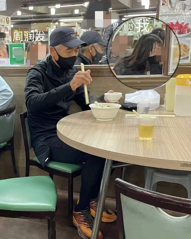 周润发|66岁周润发现身小吃店！一头白发又高又瘦，桌上仅有一碗平价汤面！