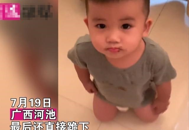 家中大小宝|笑哭！广西一娃弄脏地板被罚站，熟练下跪，网友：是不是爸爸教的