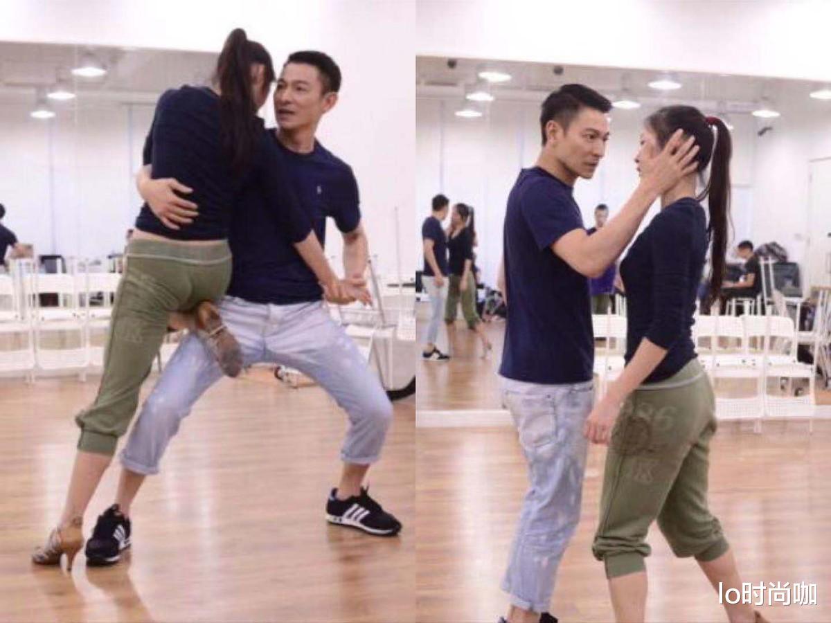 lo时尚咖|华仔原来已经爷爷年纪了，脸部老态初显，但穿白T牛仔裤依旧帅