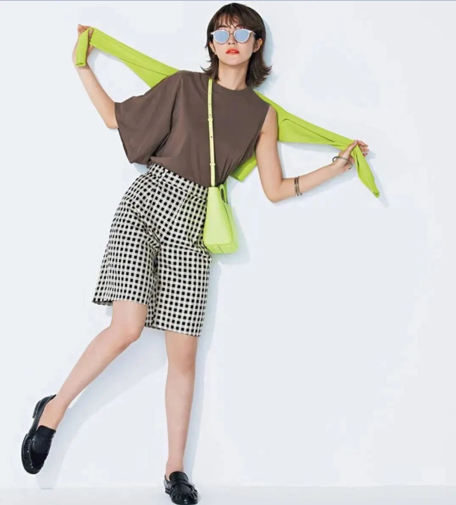 江南小蚂蚁|中年女人在职场只能穿长裤长裙?凉快的短裤也能穿得既正式又时髦