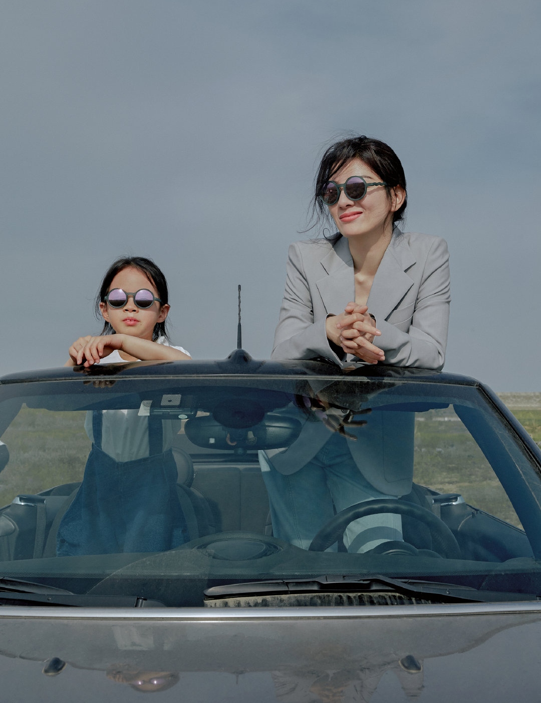 黄奕|黄奕与女儿拍纯白故事感大片，妈妈酷飒刚毅，黄芊玲公主范儿十足