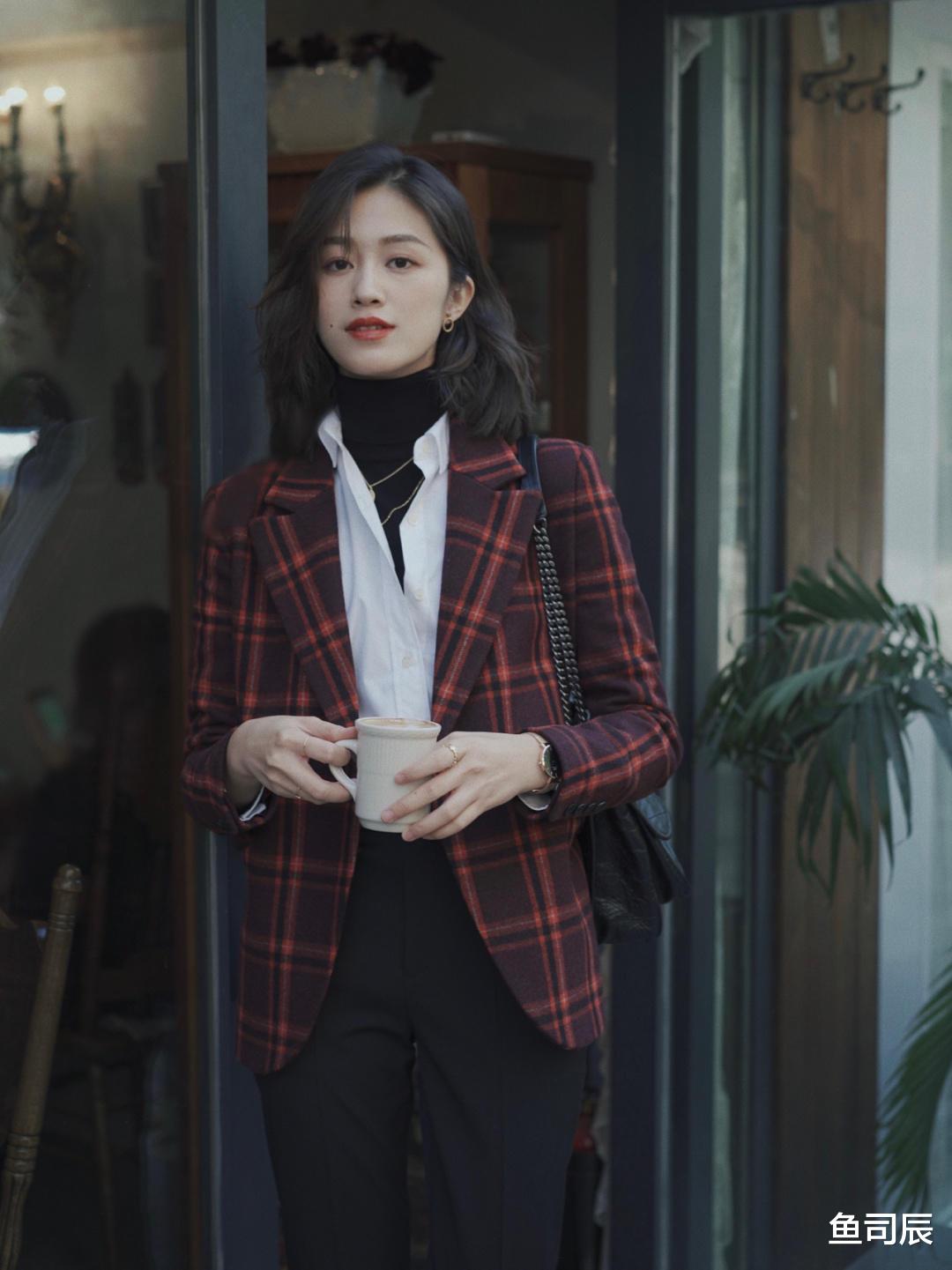 穿衣搭配|职场OL冬季离不开“羊毛西装”，借鉴这组搭配，日常通勤也很时髦