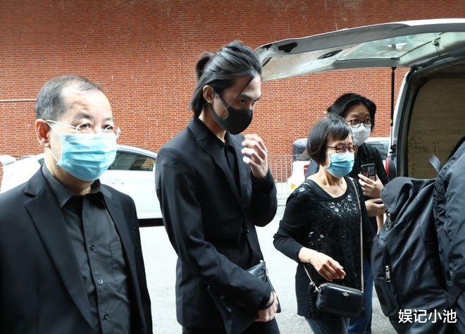 周星驰|吴孟达丧礼现场：18岁小儿子主持大局，周星驰第一个到场悼念