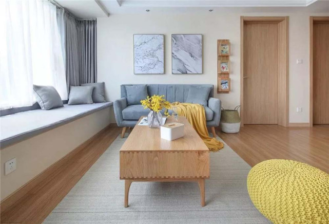 珊珊为何来迟|92平墙面创意的搁架和挂画结合加上原木风的茶几，清新而又自然