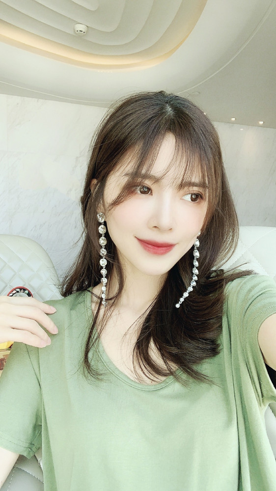 穿衣搭配|王灿身材恢复真及时，和杜淳拍七夕大片美翻，造型有韩风氛围感