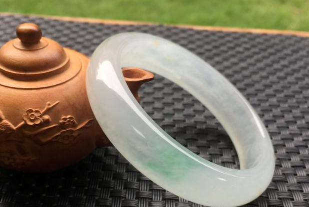 翡翠|高端翡翠价值高昂，受到很多因为影响，需要我们理性对待