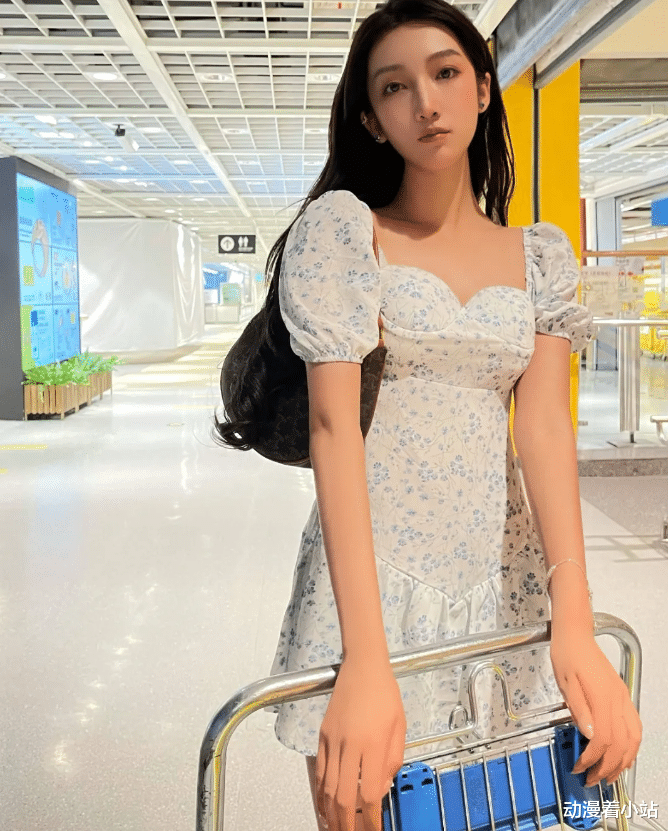 罗志祥|同是锤男明星，周扬青轻松按倒罗志祥，都美竹连吴亦凡跟脚都没动摇