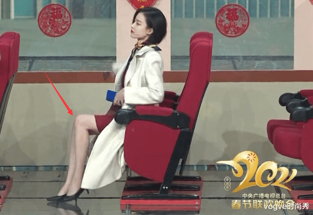 跨年|倪妮春晚翘腿却忘记自己穿了10cm短裙，抬腿那瞬间，观众都兴奋了！
