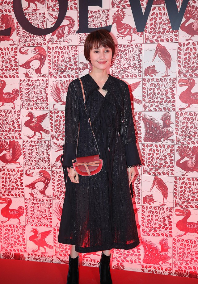 穿衣搭配 明星喜欢“乱穿衣”，袁泉同框梅婷穿搭两个季节，让人看不懂