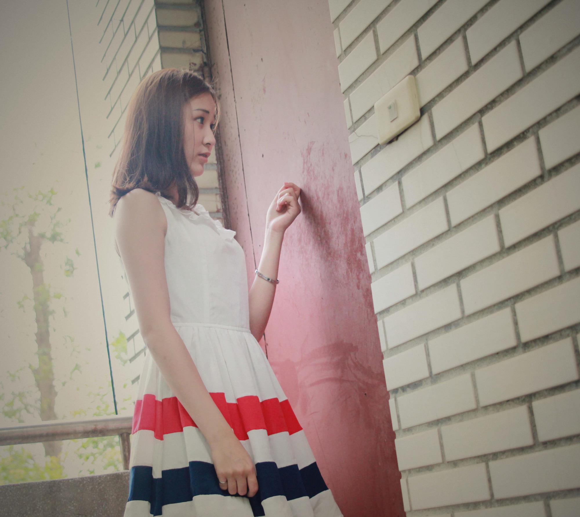 百里守刖|纯洁的白色连衣裙,给人一种清新的自然美,减龄又时尚