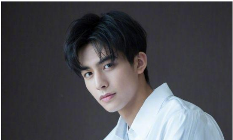 御姐|之前看到，宋威龙一组白衣服的照片，就觉得这个男生太帅了