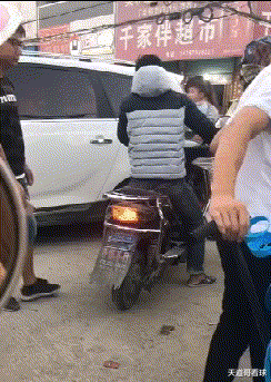 |“我被鱼钩穿了，还有得救吗？”现在钓鱼的饲料成本真不小啊！哈哈哈