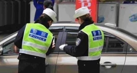 中年女同学的自救|辅警有没有资格单独抄牌贴罚单呢？案例告诉你：违法！