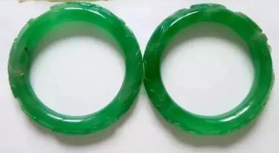 翡翠手镯|一个月买了14件“满绿翡翠”，做完鉴定后傻眼了......