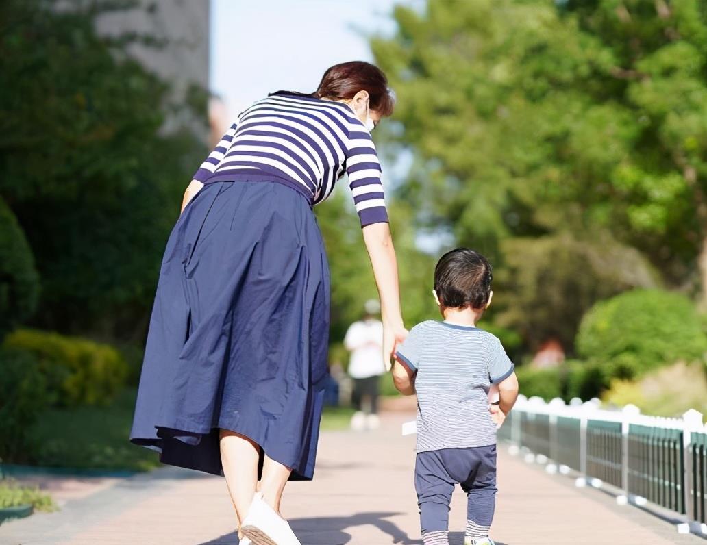 徐子淇|一婚嫁蒋虎，二婚嫁\国脸\刚强，美女主持春妮现在幸福得“刚好”
