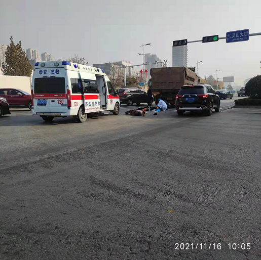 惨!泰安某大街车祸,一女子惨遭大车碾压!一定远离大车