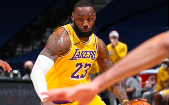 勒布朗·詹姆斯|詹姆斯快攻，能更簡(jiǎn)單更高效的得分，所以有機(jī)會(huì)他很少打陣地