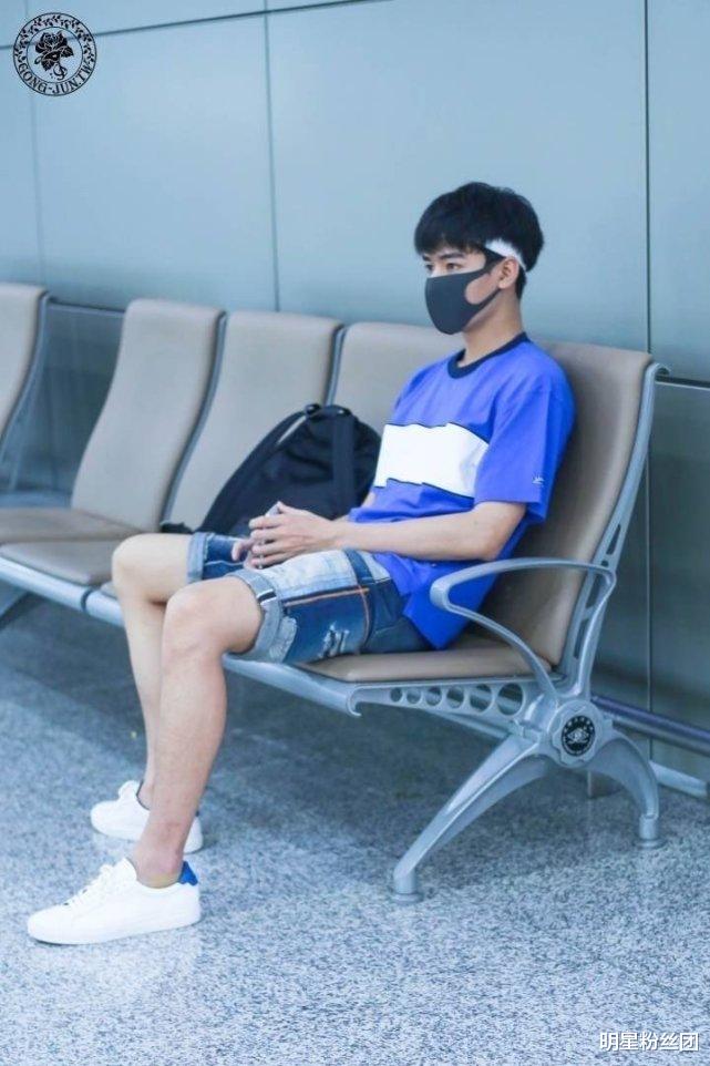 龚俊|龚俊回村吃流水席被拍，毫无明星架子很接地气，气质与众不同