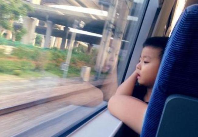 急诊室老苗|高铁上“颜控儿子”狂撩小姐姐,宝爸无奈:当我不存在?