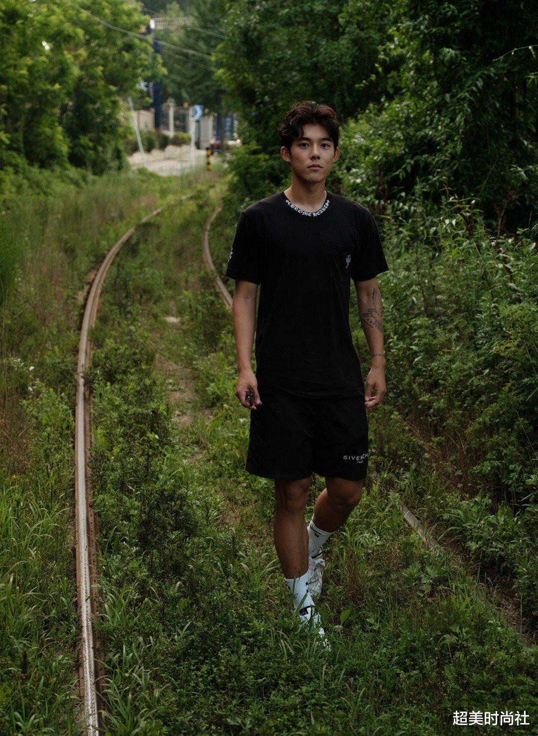 超美时尚社|足球帅哥李嗣镕拍运动大片,穿拼接外套秀腹肌,五官撞脸吴宇恒