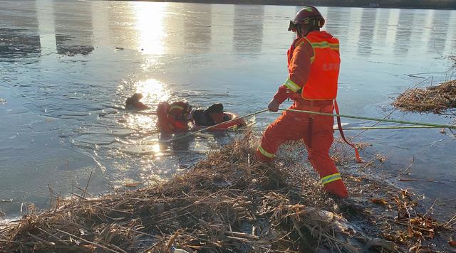 北京日报客户端 老人潮白河钓鱼掉入冰窟，顺义消防员上演“破冰行动”