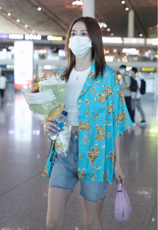 BiuFashion|唱《不得不爱》的弦子人美歌甜，私服衣品也让人心动，时尚轻松