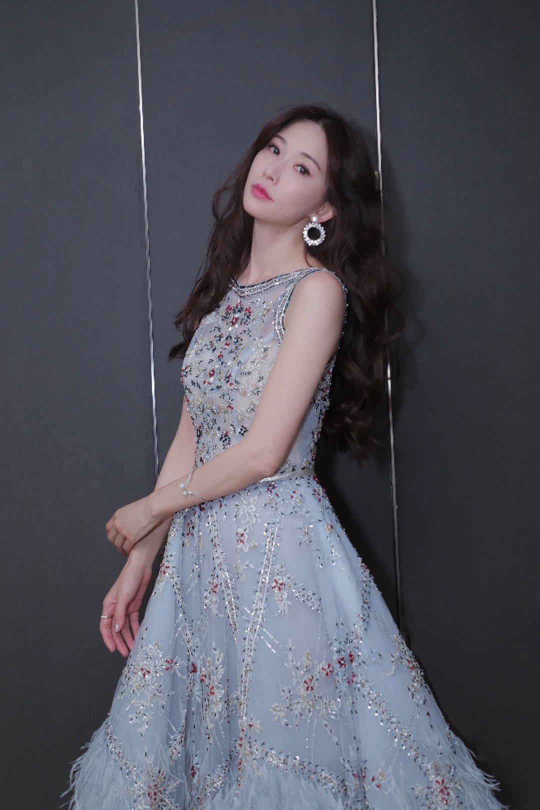 林志玲|日本媳妇林志玲真会穿，一袭蕾丝连衣裙高贵优雅，时髦洋气