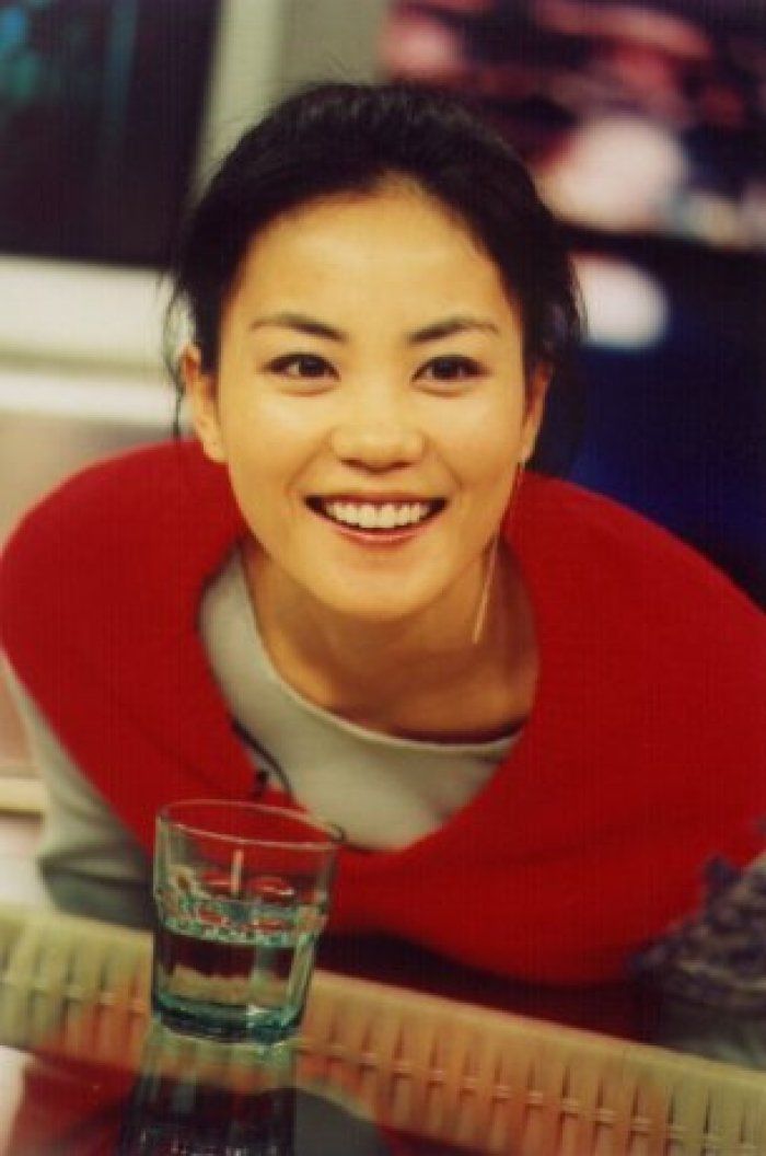 女孩 王菲真不适合化浓妆，没有“高级感”还显得有些俗气，看着不太美