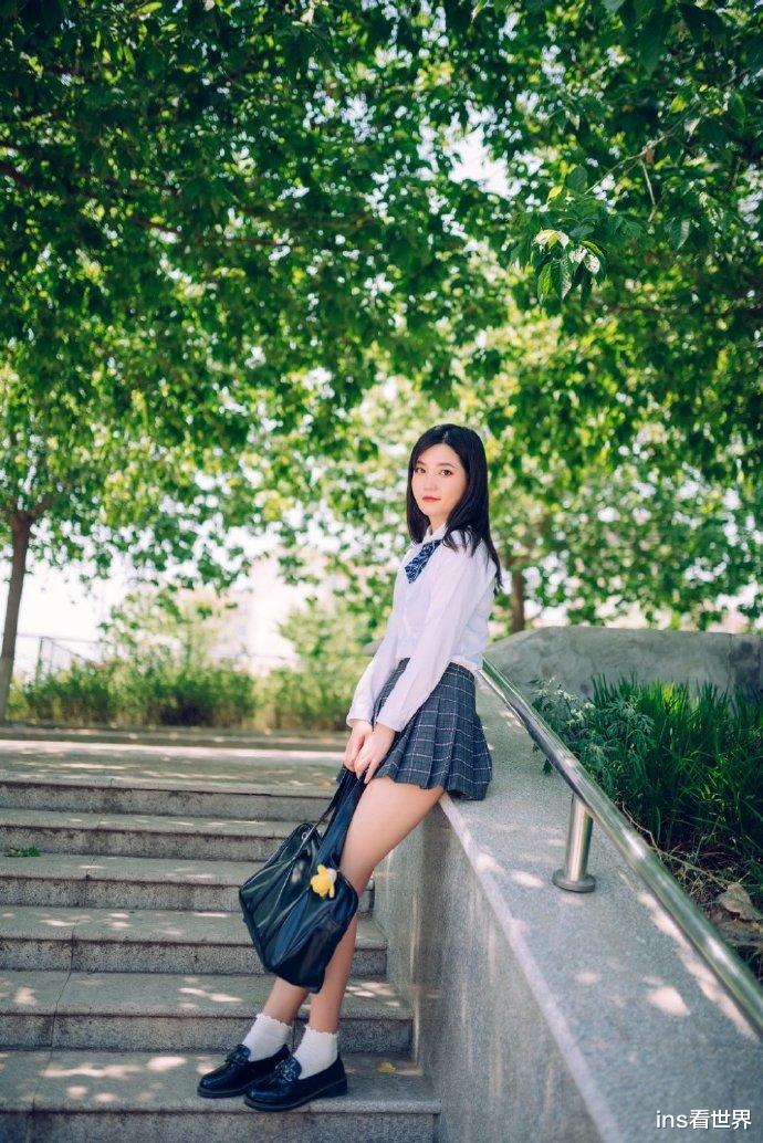 ins看世界|衬衫不仅能作为工作通勤打扮,搭配格子裙青春又有活力