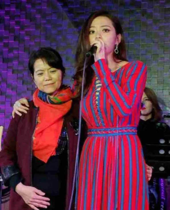 明星素颜|“卑微女孩”张靓颖,被前夫“渣”了15年,转身爱上前伴郎