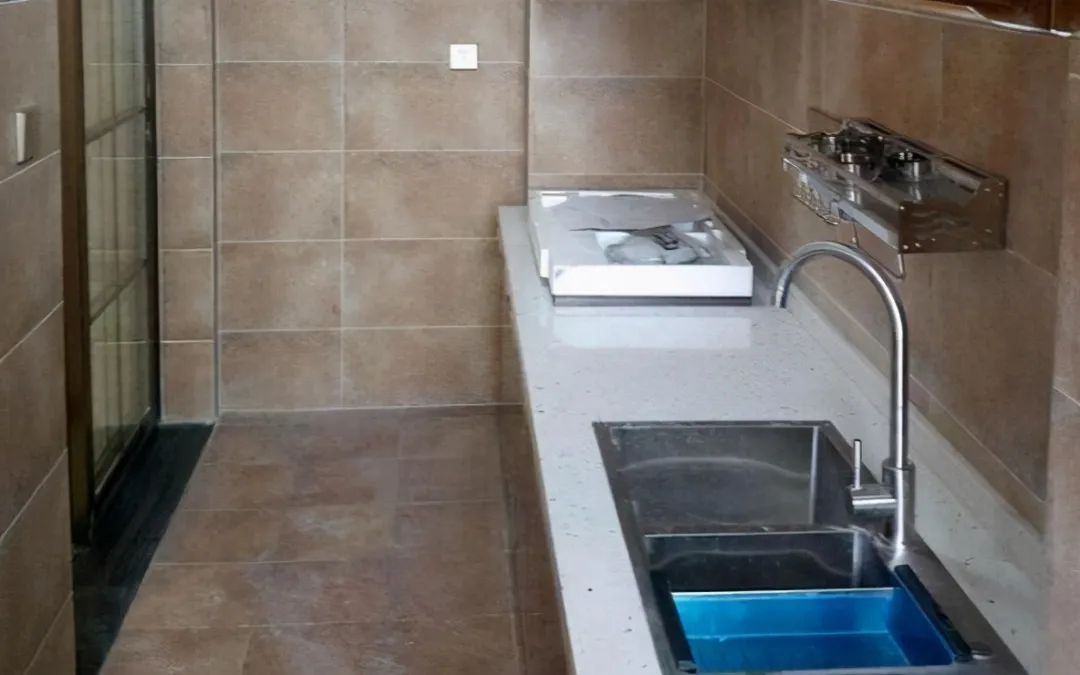 小伙2万装婚房,丈母娘打老丈人骂,媳妇吵着要改嫁