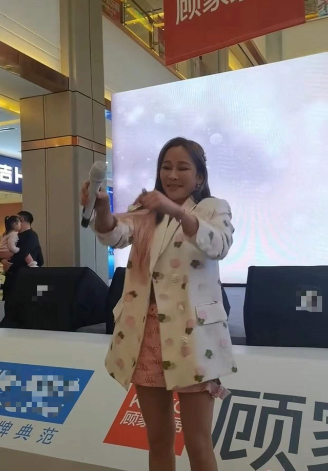 温岚|42岁电臀天后内地商演，面部僵硬认不出，与观众互动尴尬无人回应