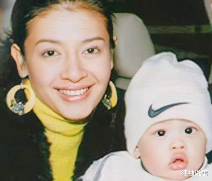 西拉米|西拉米新发型好惊艳,侧马尾造型活泼灵动,真不像刚生过提帮功