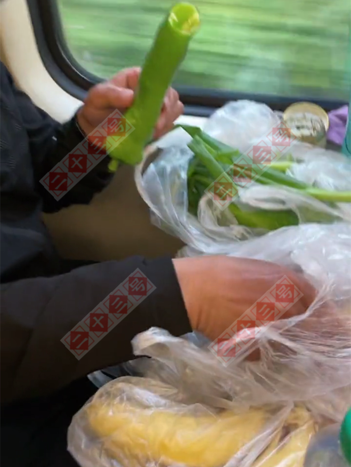 二十三 男子火车上生吃尖椒、干豆腐、小葱，被吐槽味太大，生的有味吗？